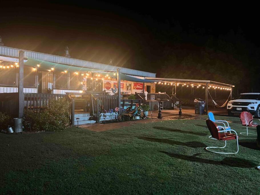 Vila Hot Tub, Fire Ring And A Large Family Kitchen! Navasota Exteriér fotografie